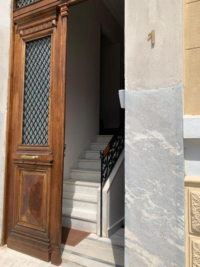 Neoclassical House In Plaka, Athensアパートメント エクステリア 写真